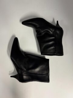 Ankle boot in pelle nera, rock e sensuale❤️‍🔥

Ancora pochi numeri. In negozio e online📲 

#marzollashop #fw2526 #ankleboots