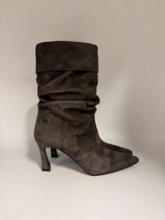 Camosci morbidi e super comodi🤎 

Tutti disponibili in negozio e sul nostro shop online! 

#marzollashop #fw2526
