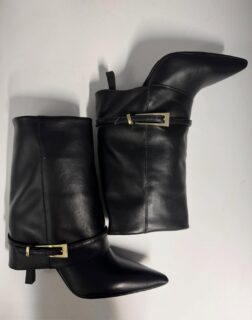 Tronchetti, ankle boots, stivali e texani con frange🍂 
Tendenza intramontabile🤎 

Disponibili in negozio e sul nostro shop online! 

#marzollashop #fw2526