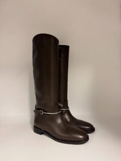 Stivali tubolari cavallerizza, tendenza intramontabile e super chic✨🍂 

Disponibili in negozio e sul nostro shop online! 

#marzollashop #fw2526